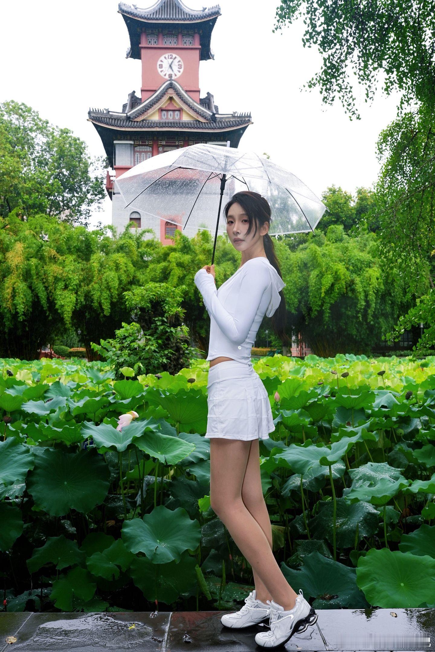 轻熟女神范儿下雨天，真美美女
