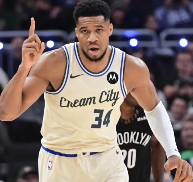 名记报道了在扬尼斯-阿德托昆博的交易截止日争夺战中，目前已知的四支最终候选球队排