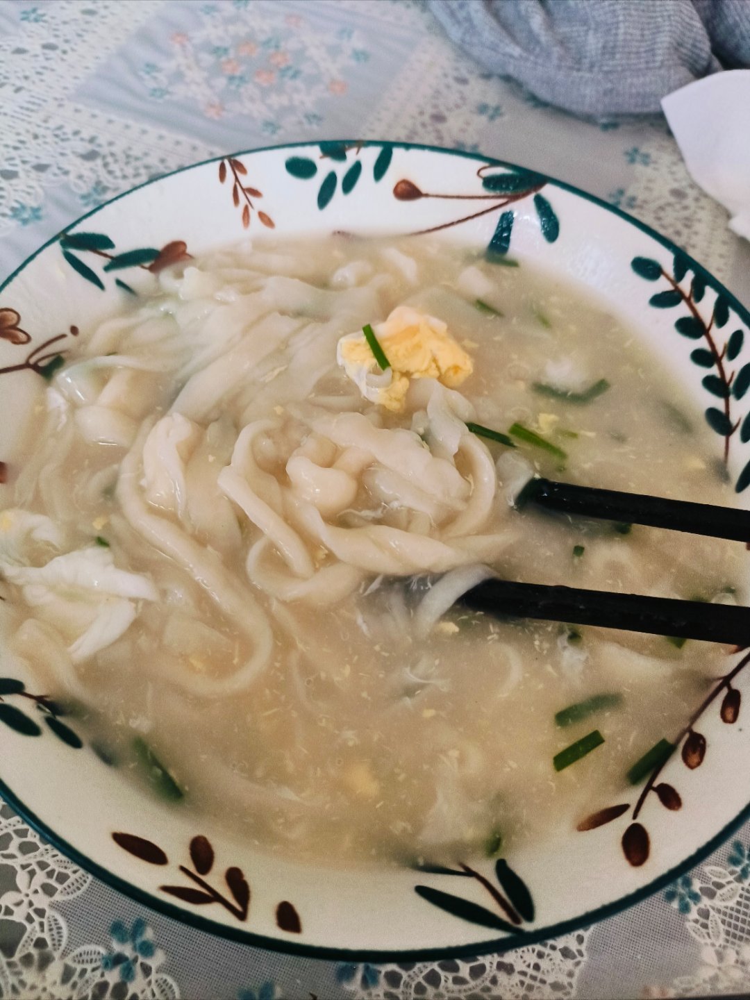 今天起大早包饺子，饺子包好了剩下的面，又做了手擀面，一点没浪费啊