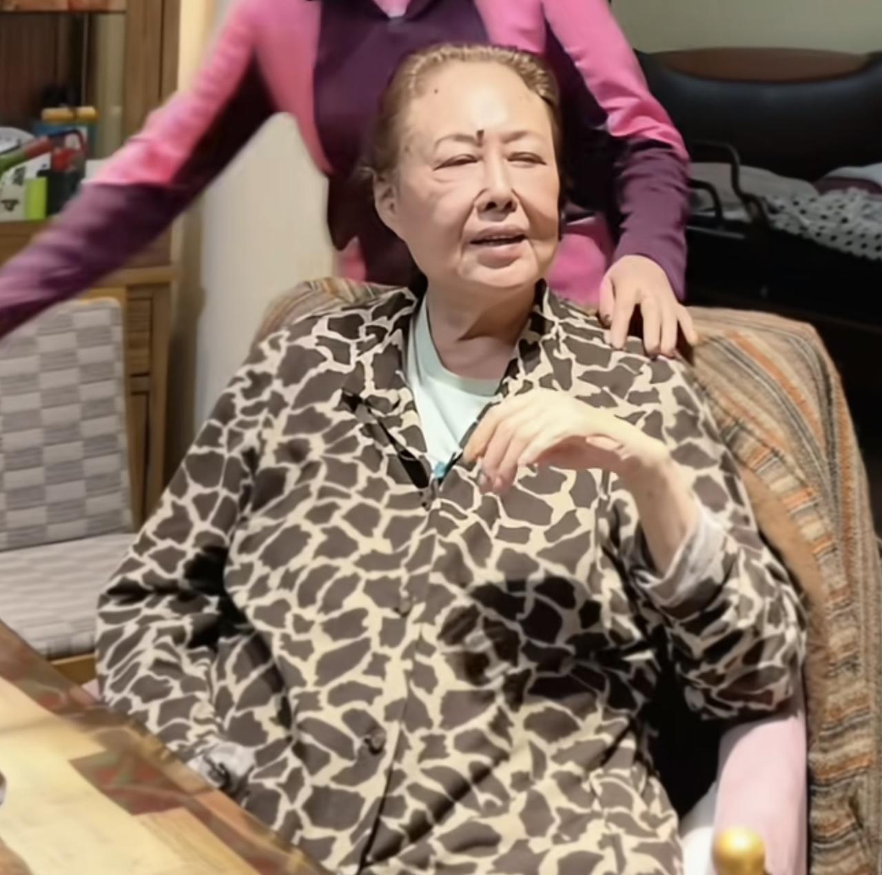76岁斯琴高娃近照曝光，腿脚不便已经坐轮椅，丈夫去世后她独自生活，身型憔悴看着很