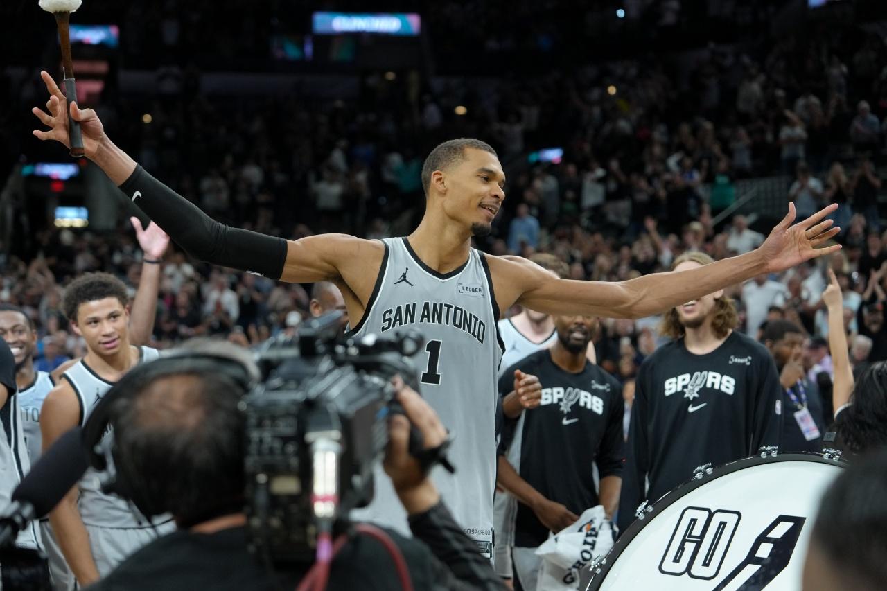 马刺的这个重建过程，丝滑的有点过分了：邓肯16年退役，16-17赛季马刺还是夺冠