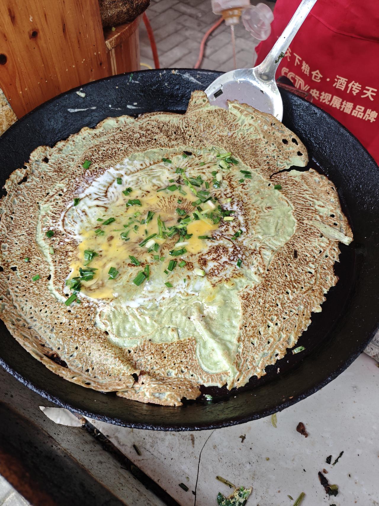 “有人说它油腻不健康，有人却为它排队两小时，这张煎饼凭什么火遍整条街？”