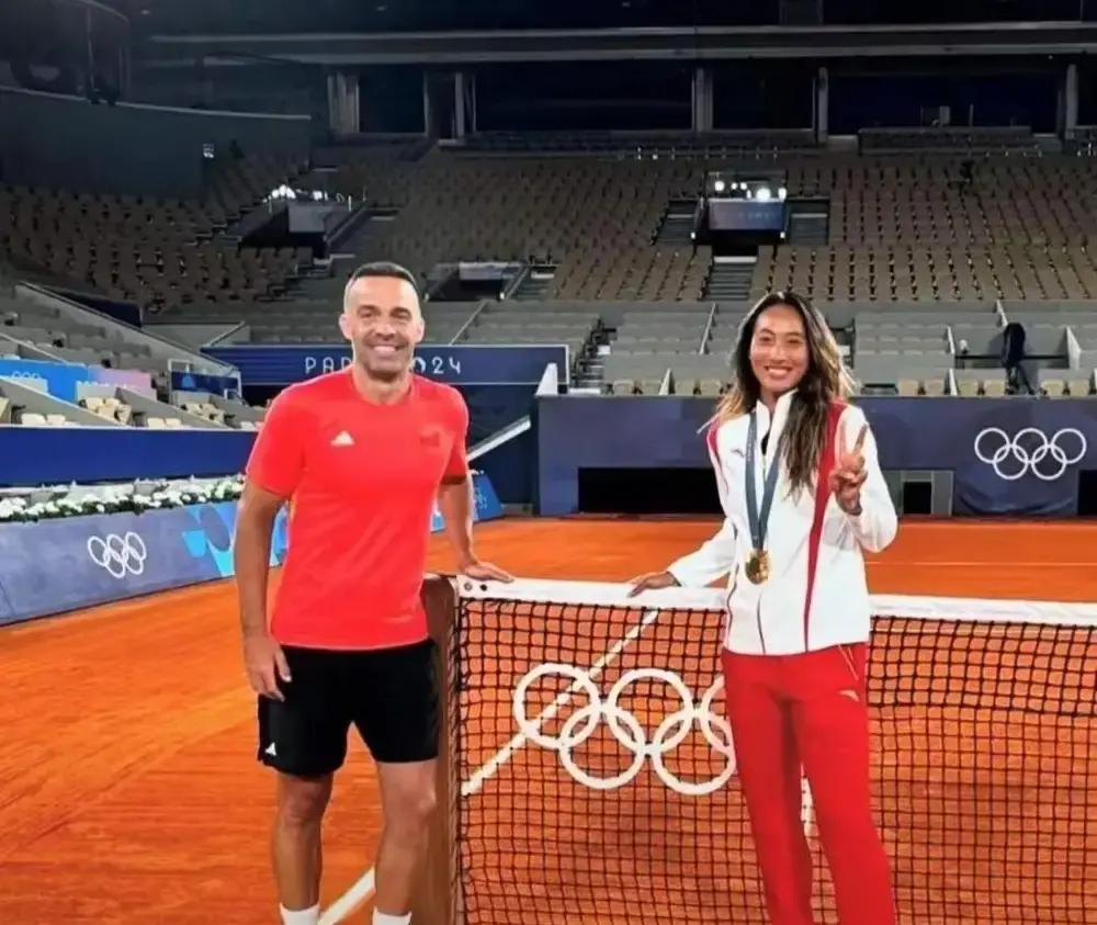 郑钦文取关合作两年的西班牙教练Javier，微博和Ins同时动手。去年她肘子