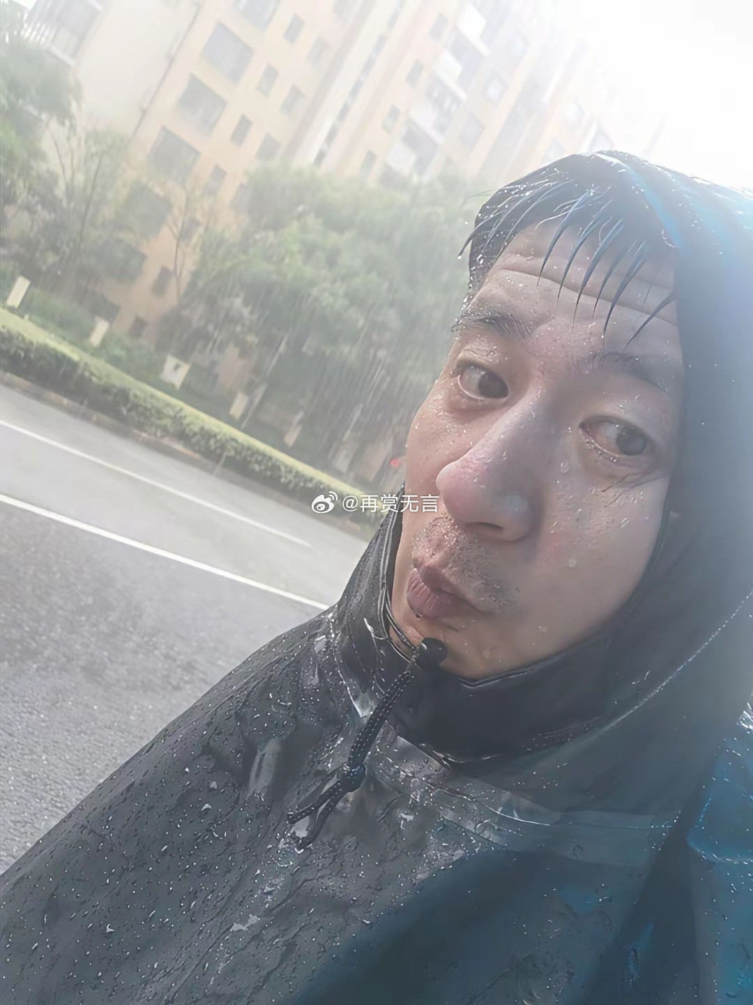 谁能想到呢，张雪峰身家上亿，每天却蹬着电动车满街跑，淋成落汤鸡也毫不在意，哪有一