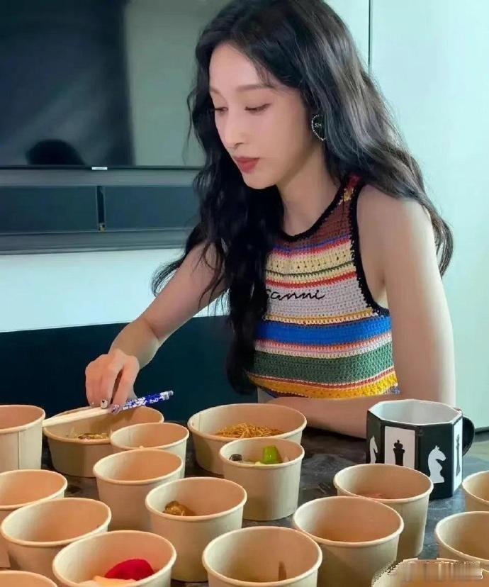 女明星的都是这么吃饭的吗？量虽少，但菜品丰富​​​​