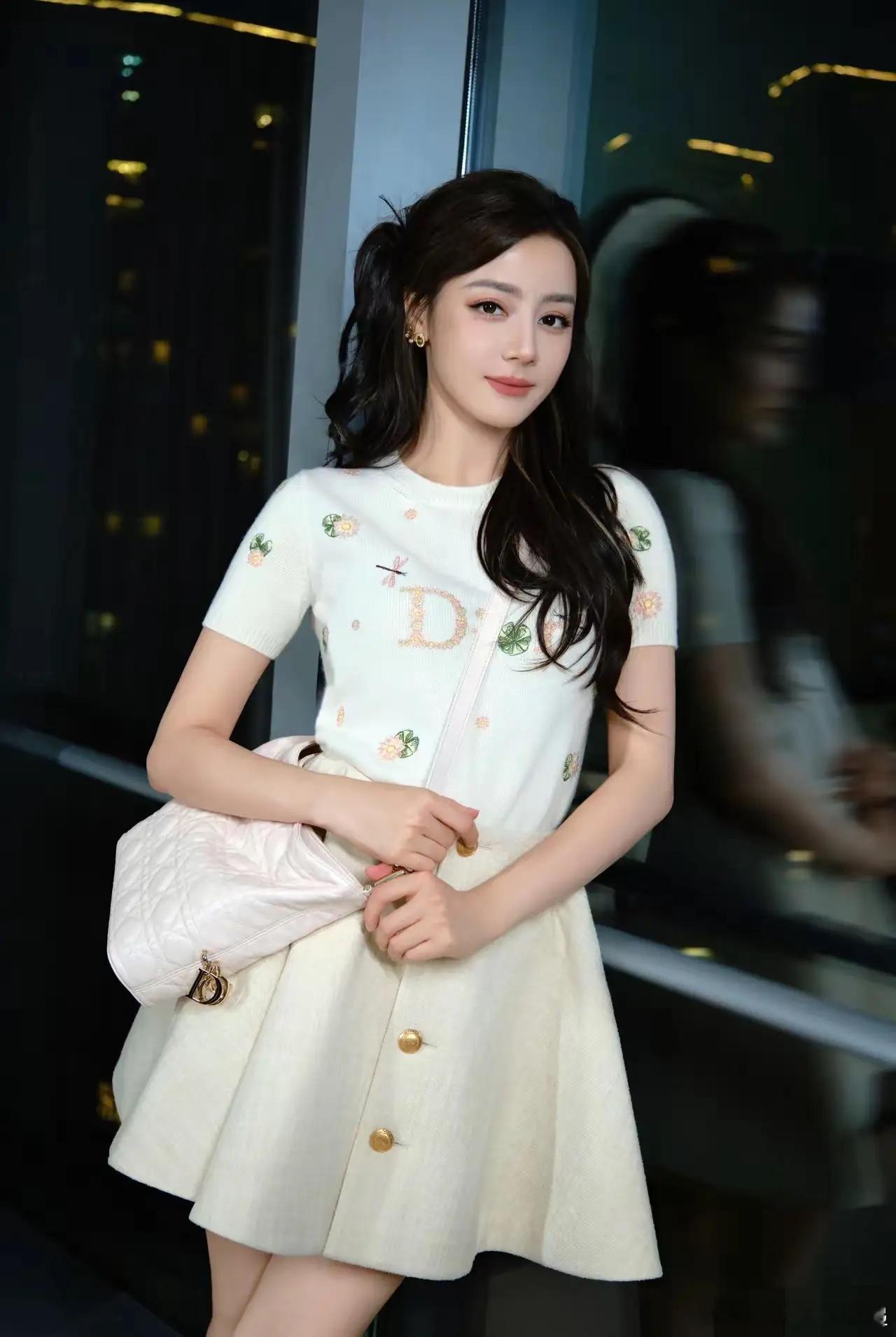 周星驰果然是旺演员的说来也是奇怪，前阵子迪丽热巴滞留迪拜新闻一出，各种铺天盖地的