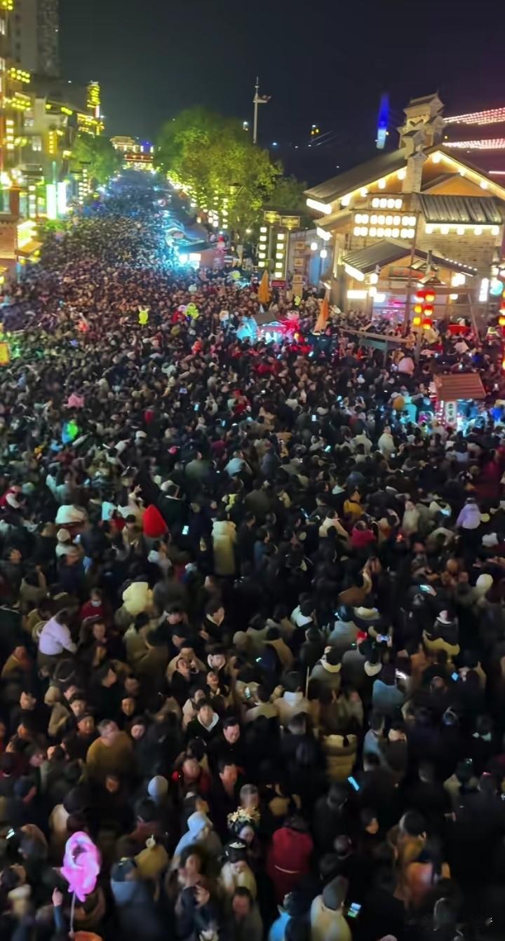 大年初一南岳衡山共接待游客31.83万人次，同比增长23.66%;其中南岳衡山5