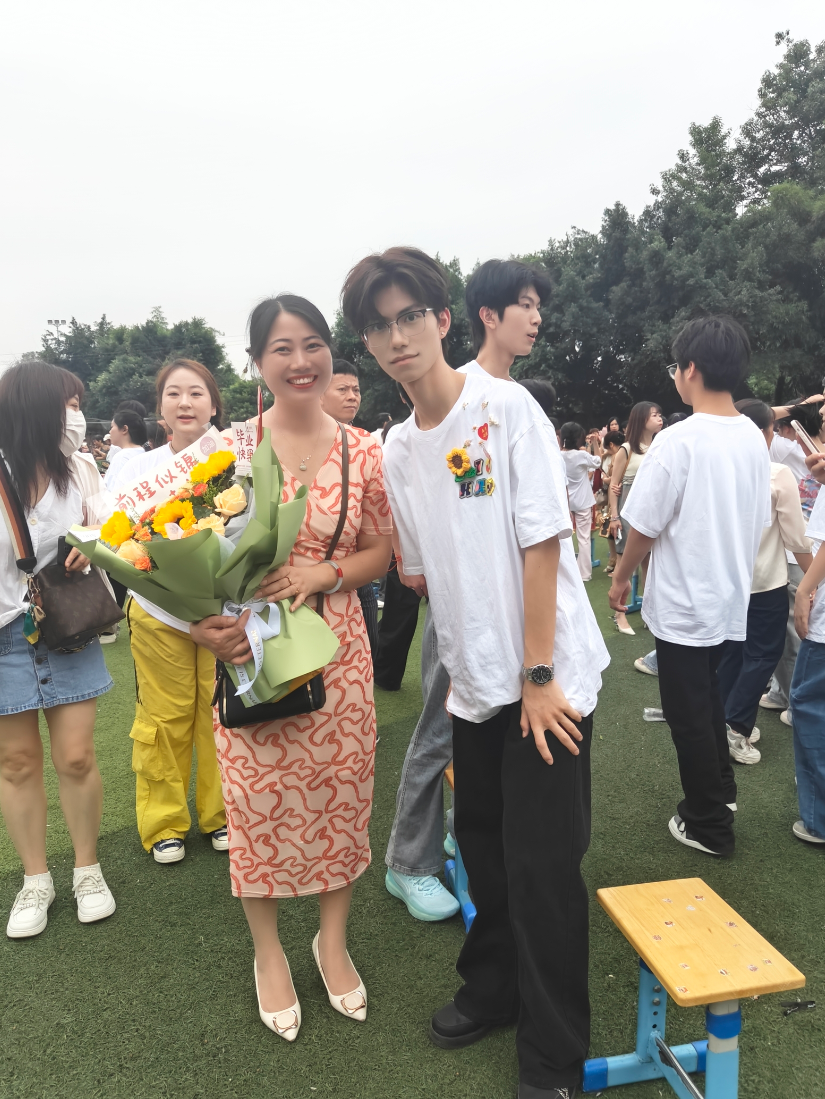 高考前一天，跟我儿子这样拍照应该没人喷吧