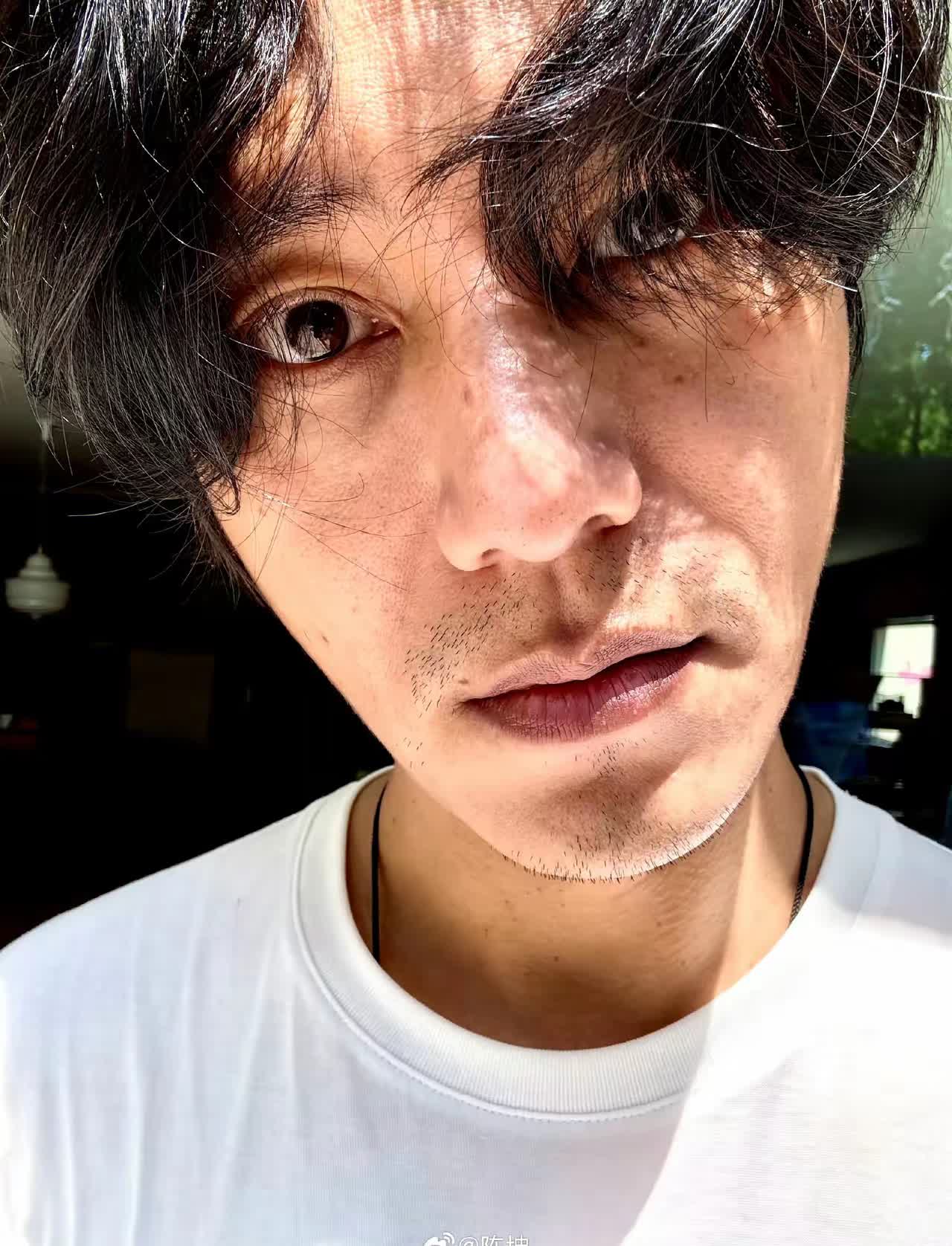 陈坤发了怼脸自拍照片。男的这个岁数，皮肤这样的，已经算好了。