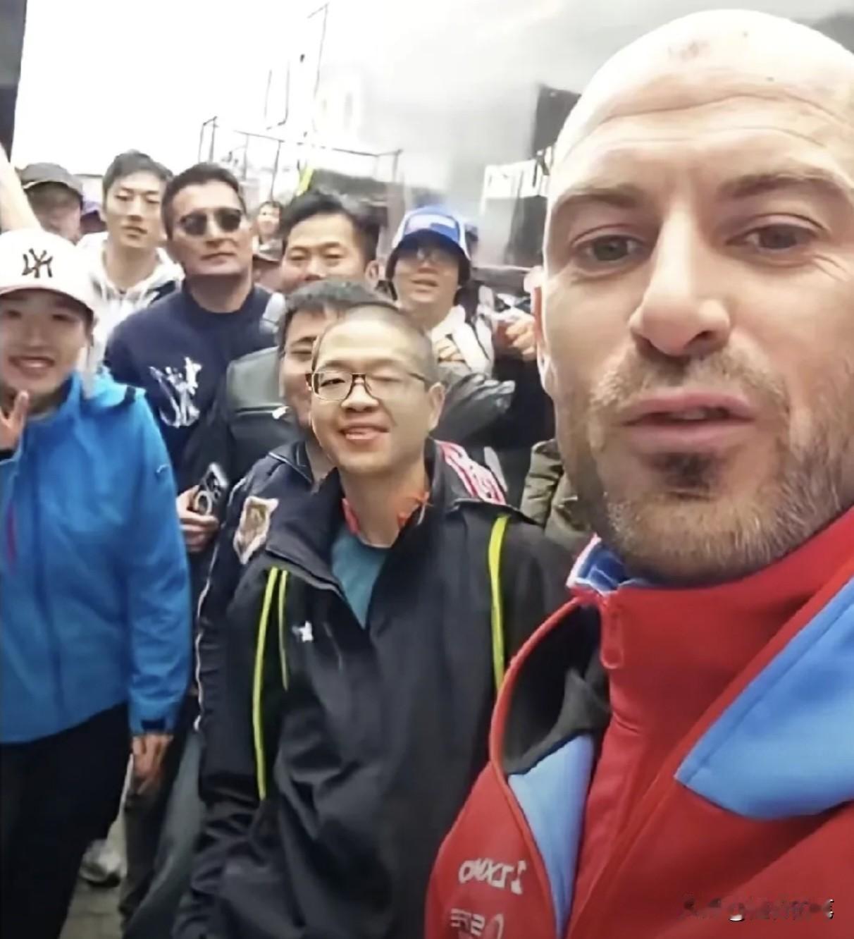 德比斯做梦也没想到，他一个被抛弃的年老机车手，现在会因为骑着张雪机车夺冠，不仅让