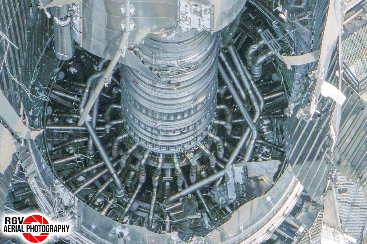 前两天炸得已经报废的超重型火箭(B18)V3版贮箱内部曝光，可清晰看到推进剂输送