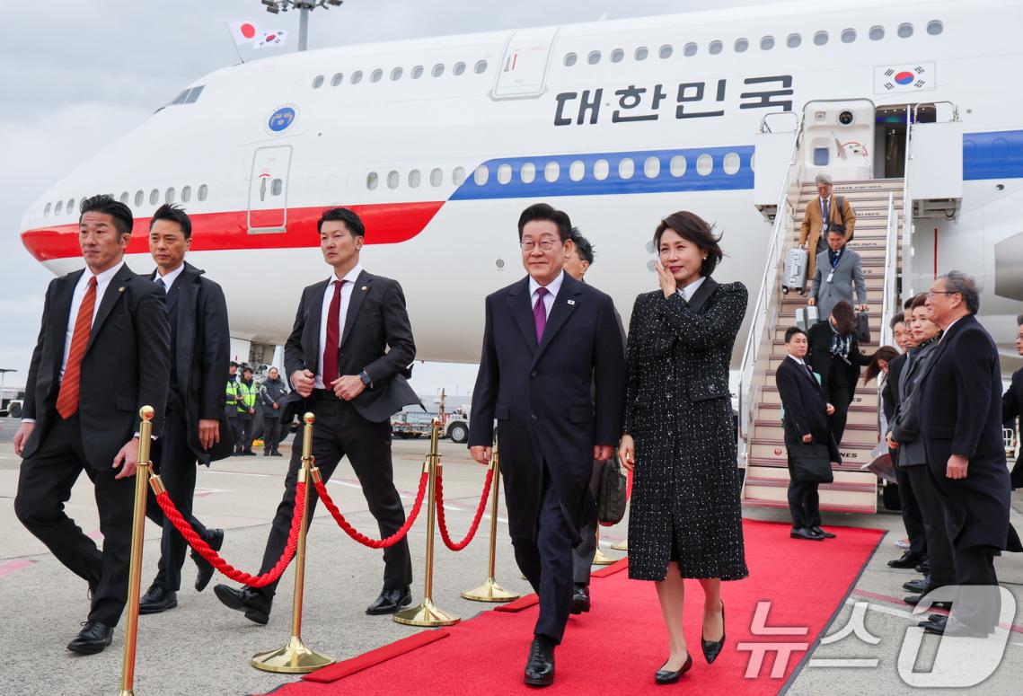 2026年1月13日下午，韩国政要李在明的专机降落在日本大阪机场。舷梯稳稳架好，