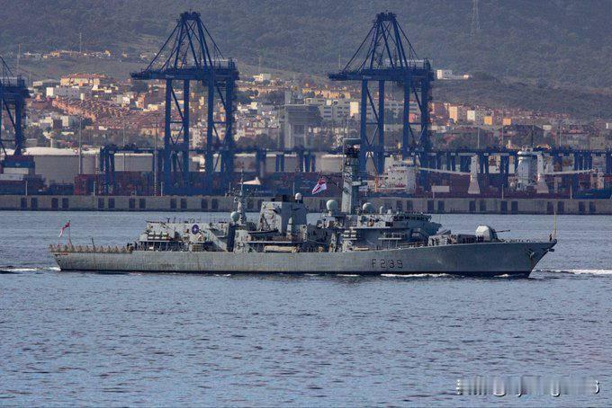 🇬🇧英国皇家海军护卫舰“里士满”号（F239）于2025年11月23日抵达直