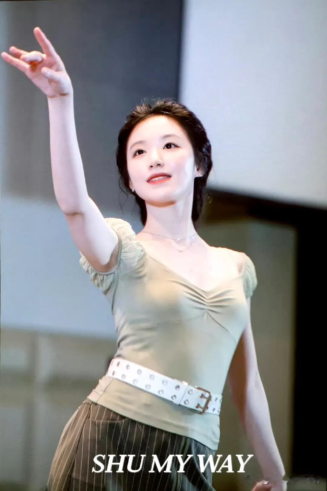 叶舒华，2000年1月6日出生于中国台湾省桃园市，是韩国女子演唱组合