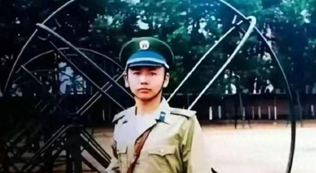 致敬英雄！王伟烈士的妻子阮国琴退役了，如今，儿子也是一位海军现役军官。海空卫