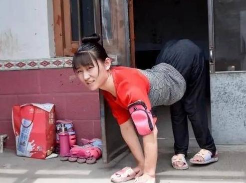 山东一名靠爬行维持生活的女子，在24岁时嫁给了一个46岁的单身男人，婚后