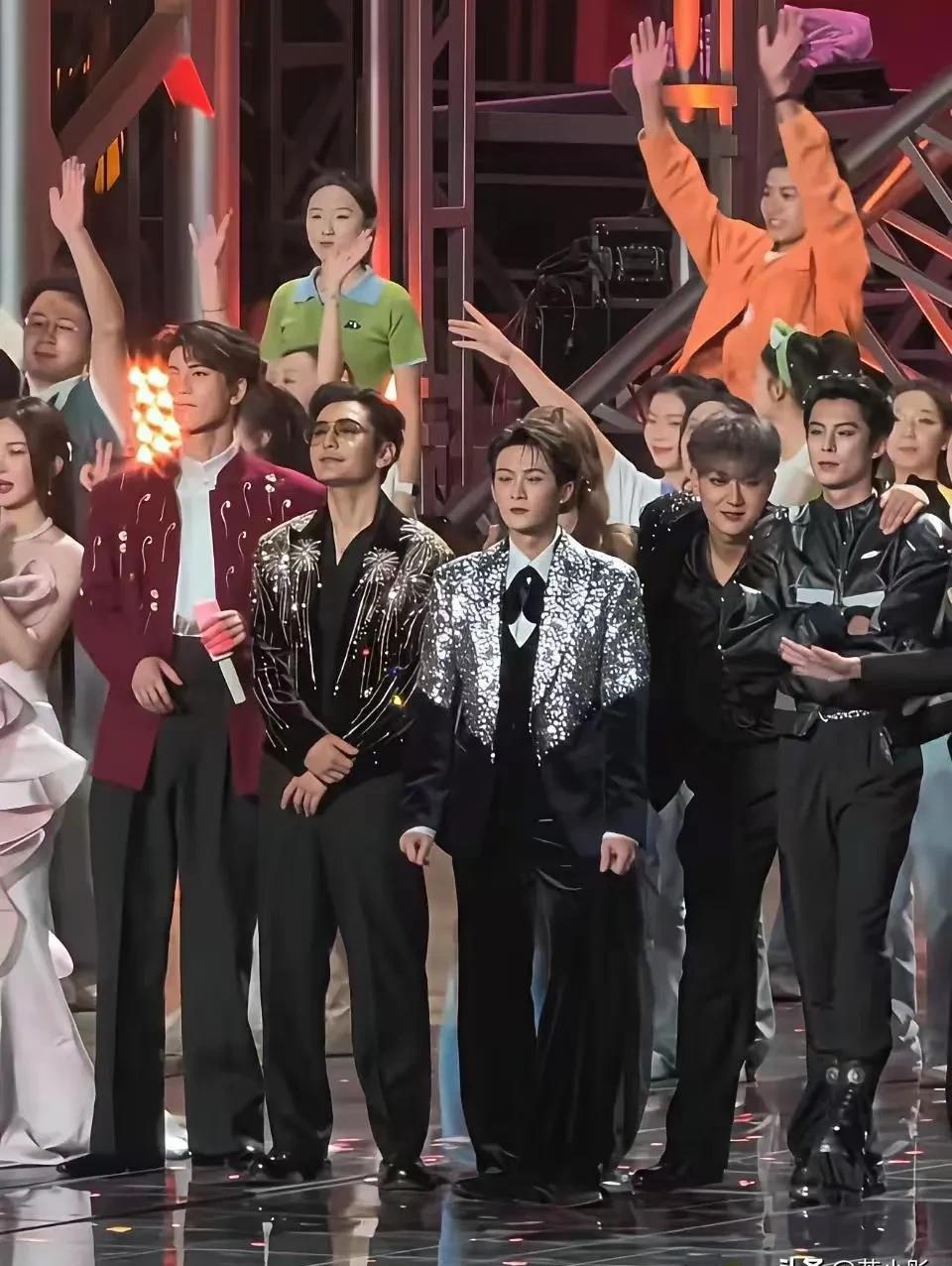 娱乐圈身高造假，终于被一场红毯彻底戳穿了。2023年12月，某时尚活动。一位