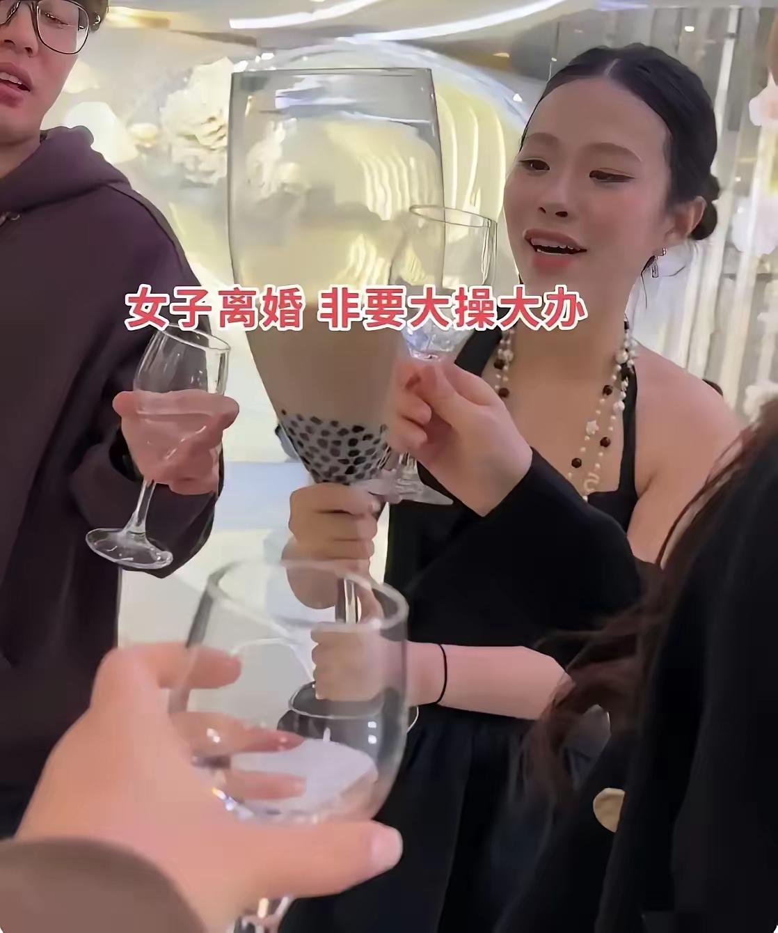 人到了中年再看女子离婚大摆宴席这档子事，最大的“光宗耀祖”，居然不是女方嘴里