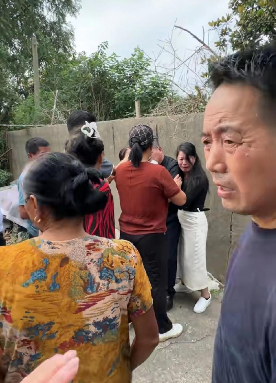 农村结婚真要命，老丈人放炮把自己的头给炸了，哭得凶的那个肯定是妹妹鞭炮一定要买