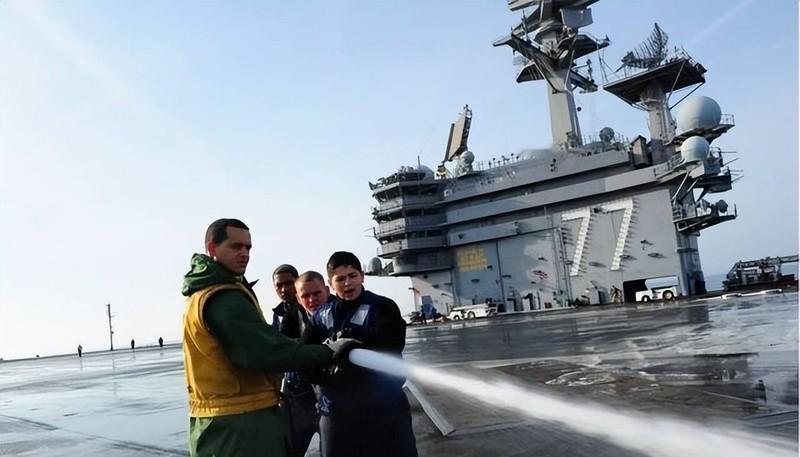 航母有多难养？一艘山东舰，编制数千人，食堂一天做七顿饭，每顿都很丰盛，光是每天伙