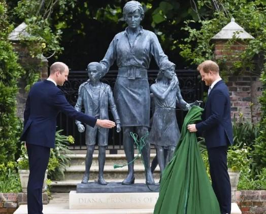 杀鸡儆猴，苏塞克斯公爵夫妇在安德鲁王子被“褫夺”头衔以后，低调了不少。并非哈里