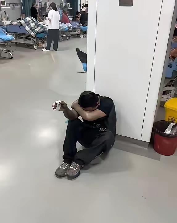 在贵州毕节的一家医院走廊里坐着一个二十多岁的大男孩，他哭得非常厉害，在他旁边的没