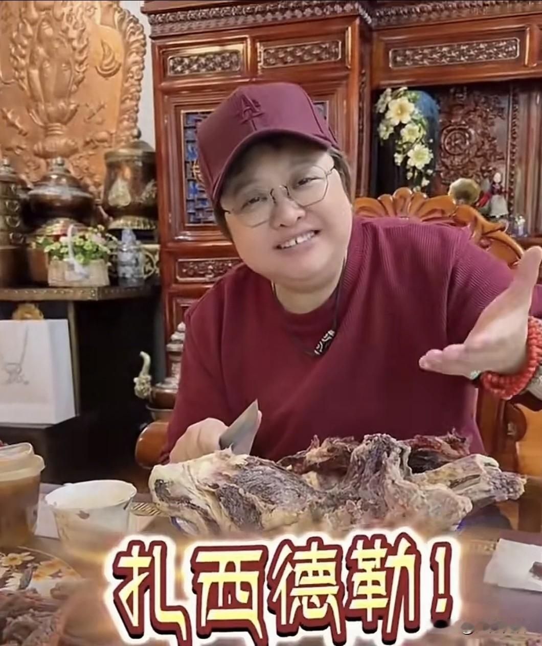 心宽体胖，吃喝无忧！从这些照片可以看出，美食对于韩红有着很大的诱惑力。