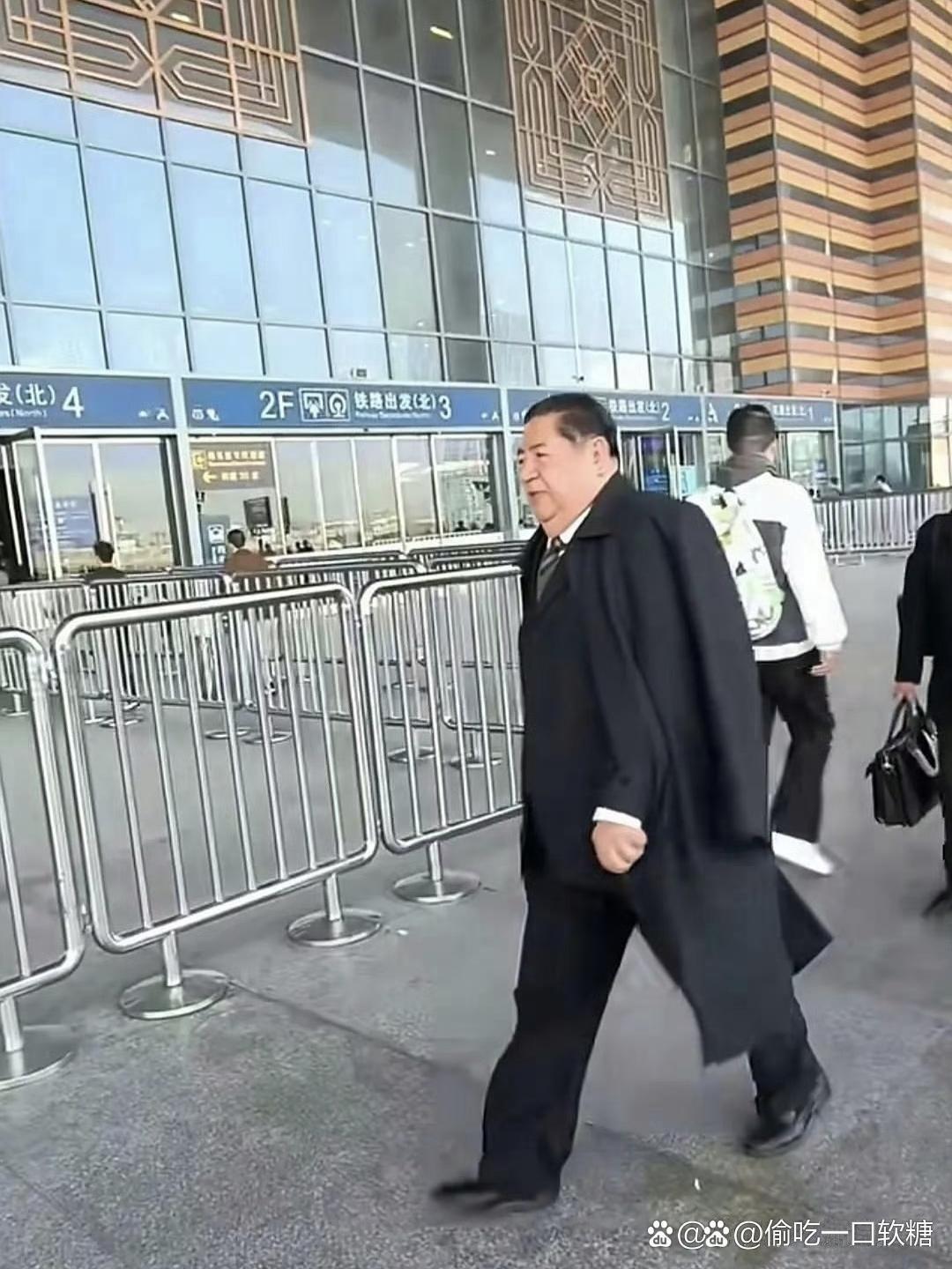 这人是谁呀？这派头，难道是领导？太有范儿了！