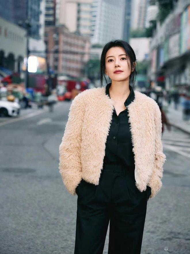 46岁高圆圆穿搭太会了，羊羔毛外套配阔腿裤，时髦保暖还显贵，质感拉满
