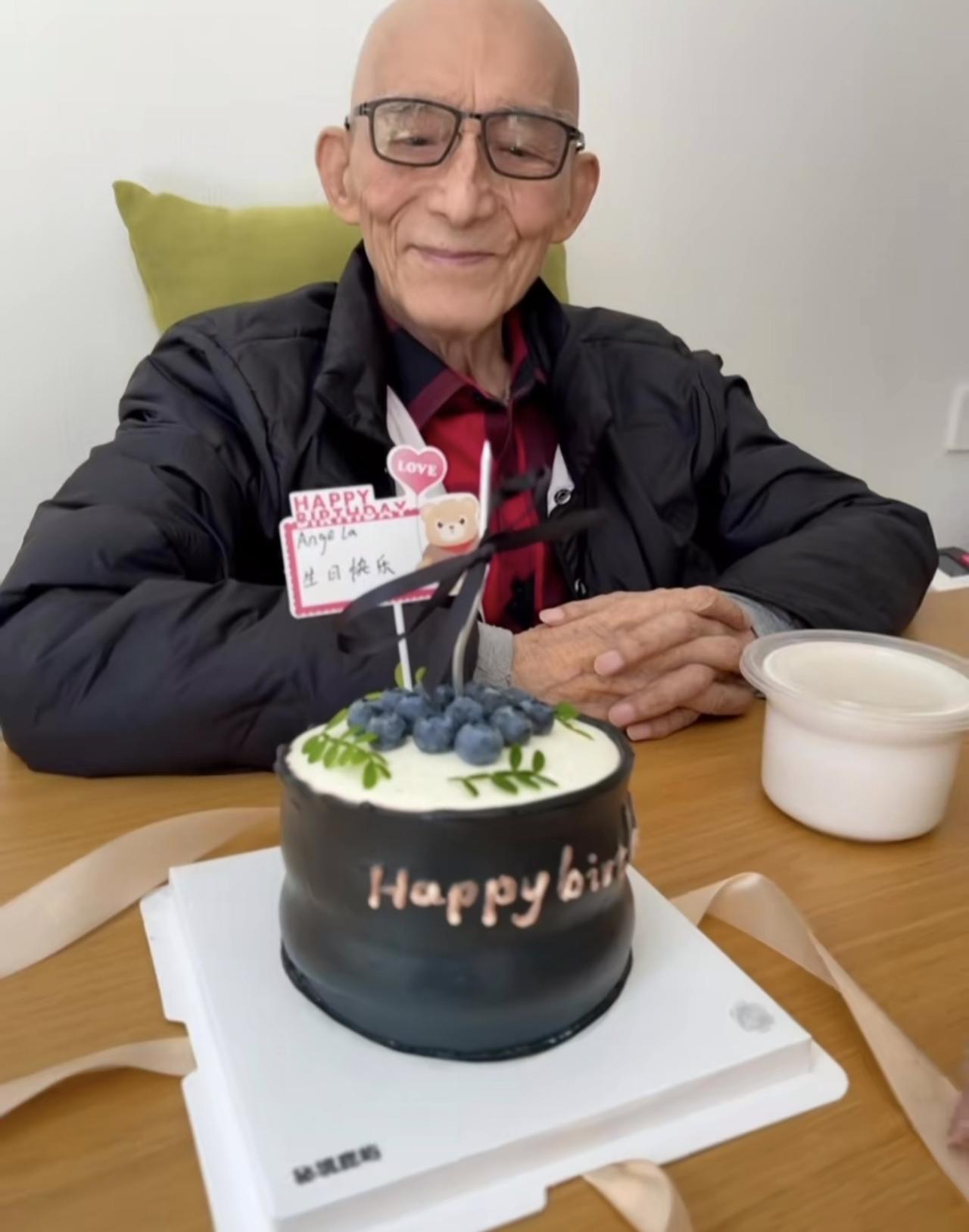 孙女公开93岁游本昌庆生照片，面色红润但身型消瘦，依旧住在养老院。9月24日