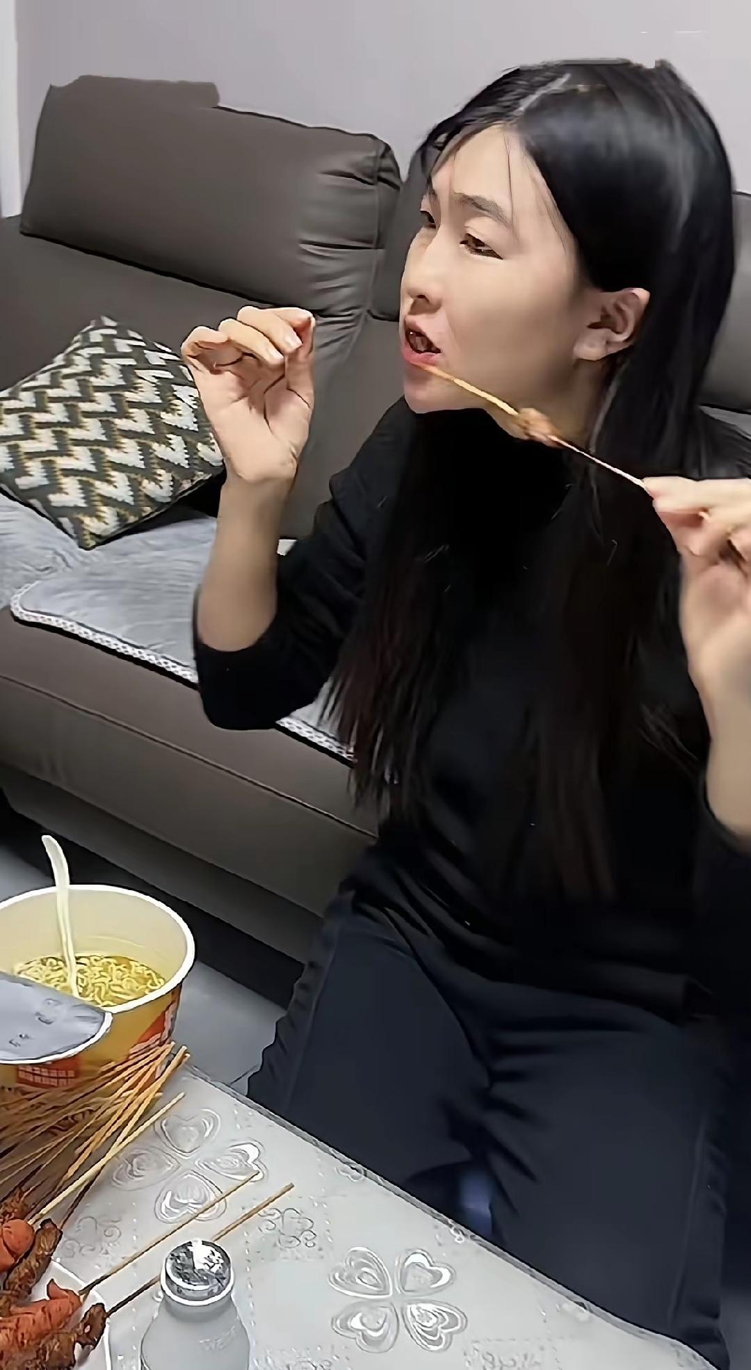 这位大哥堪称“算总账小天才”！老婆才进厂两天，微信就被男同事加爆，还收到好多肉串