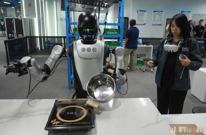 【中国8月出口回升，同比增长25%，贸易顺差扩大】（美联社）——中国海关总署周