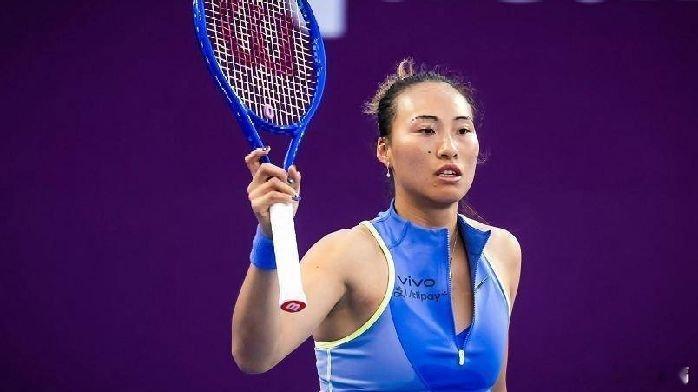 凤凰新闻【4连退惊心！职业信誉告急，郑钦文前路藏巨大危机】半年之内，郑钦文接连退