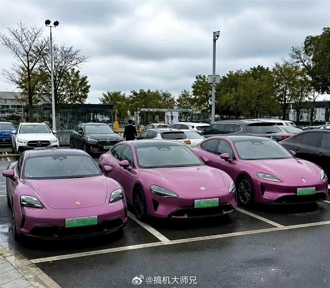 卧槽，右侧两个的车头真像，都比最左边那个好看