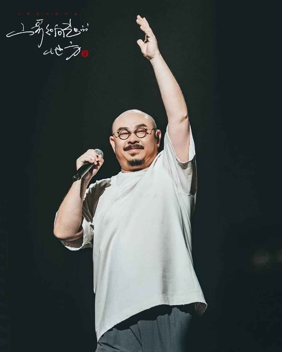 表哥在乌鲁木齐开出租车，那天晚上连着拉了四拨客人，表哥说跑车十几年，没见过这