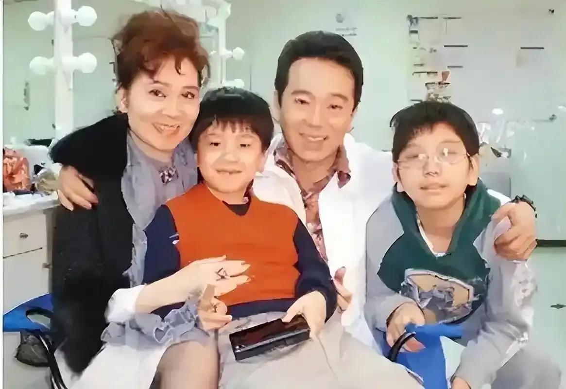 在娱乐圈这个名利场中，有这样一段低调又动人的爱情故事。她与张晨光携手走过23年隐