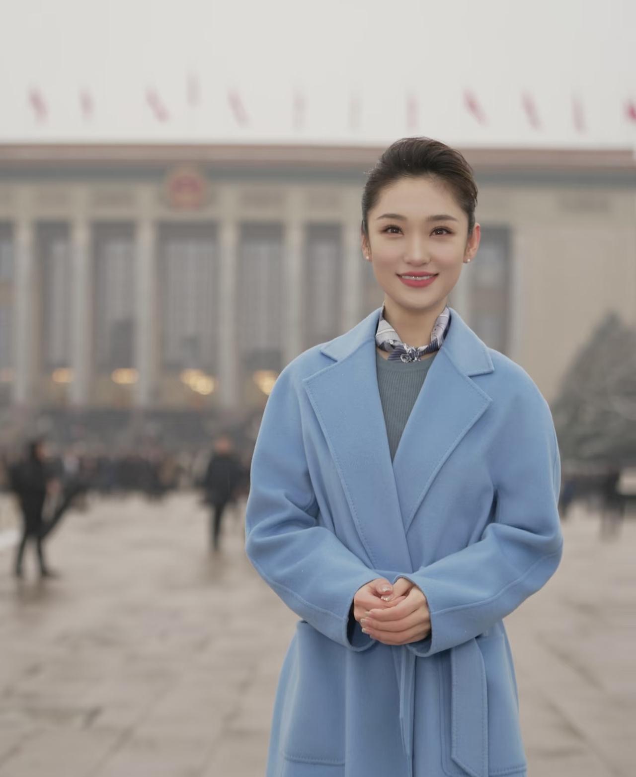 蓝羽：一身蓝色大衣好美蓝色的大衣配上她的笑，真的是一眼惊鸿。