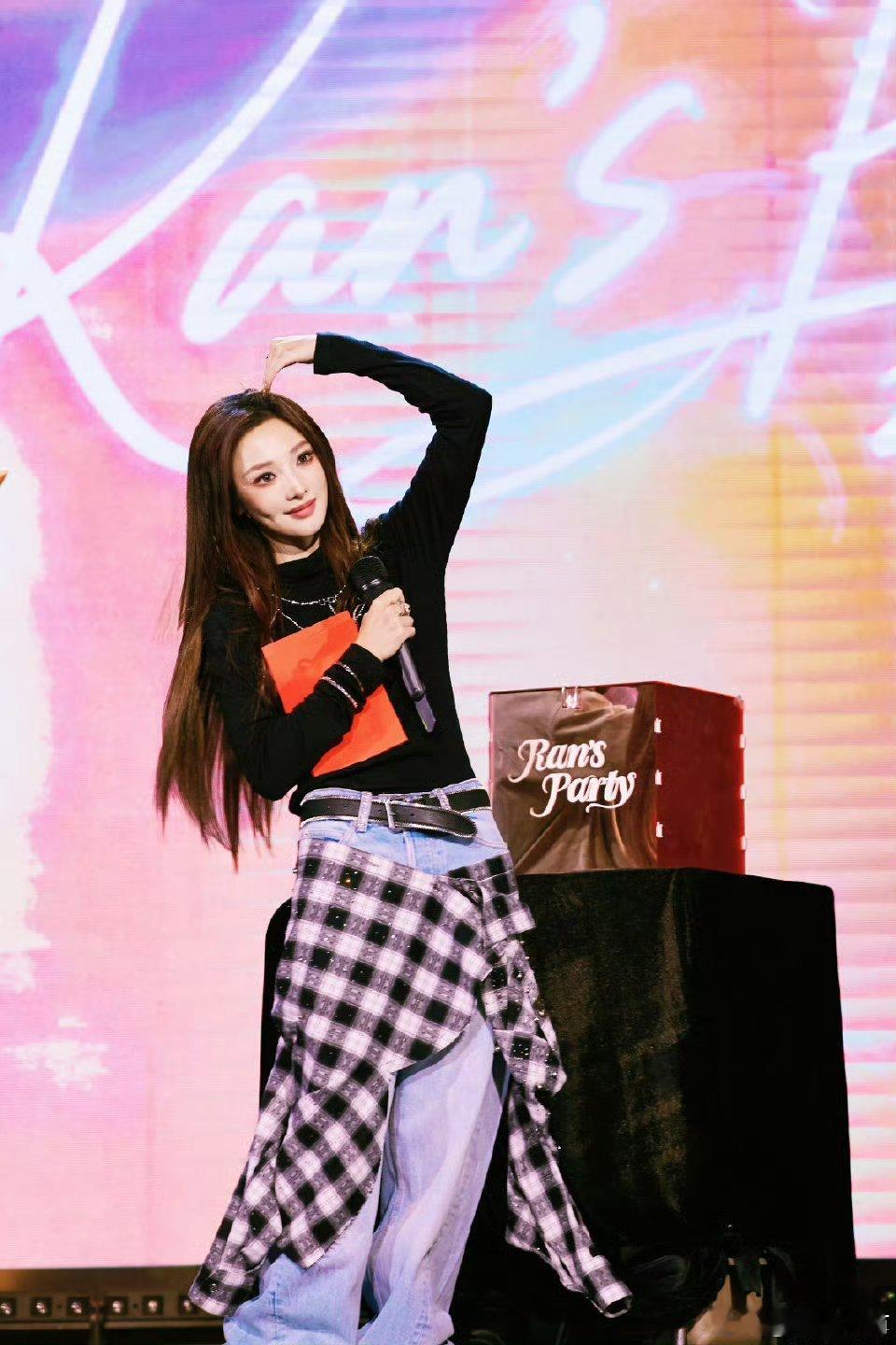 彭小苒浪漫疯子生日会的细节藏着她的浪漫：不售票、自费伴手礼、联唱8首歌，长文