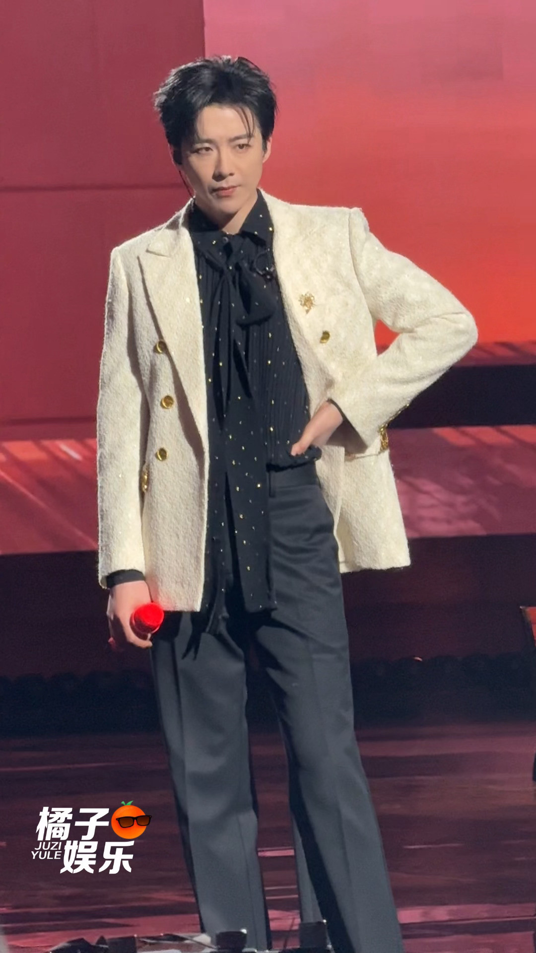 刘宇宁北京春晚录制repo感觉连轴转很辛苦但是一开唱就状态满分，粉丝打招呼他也