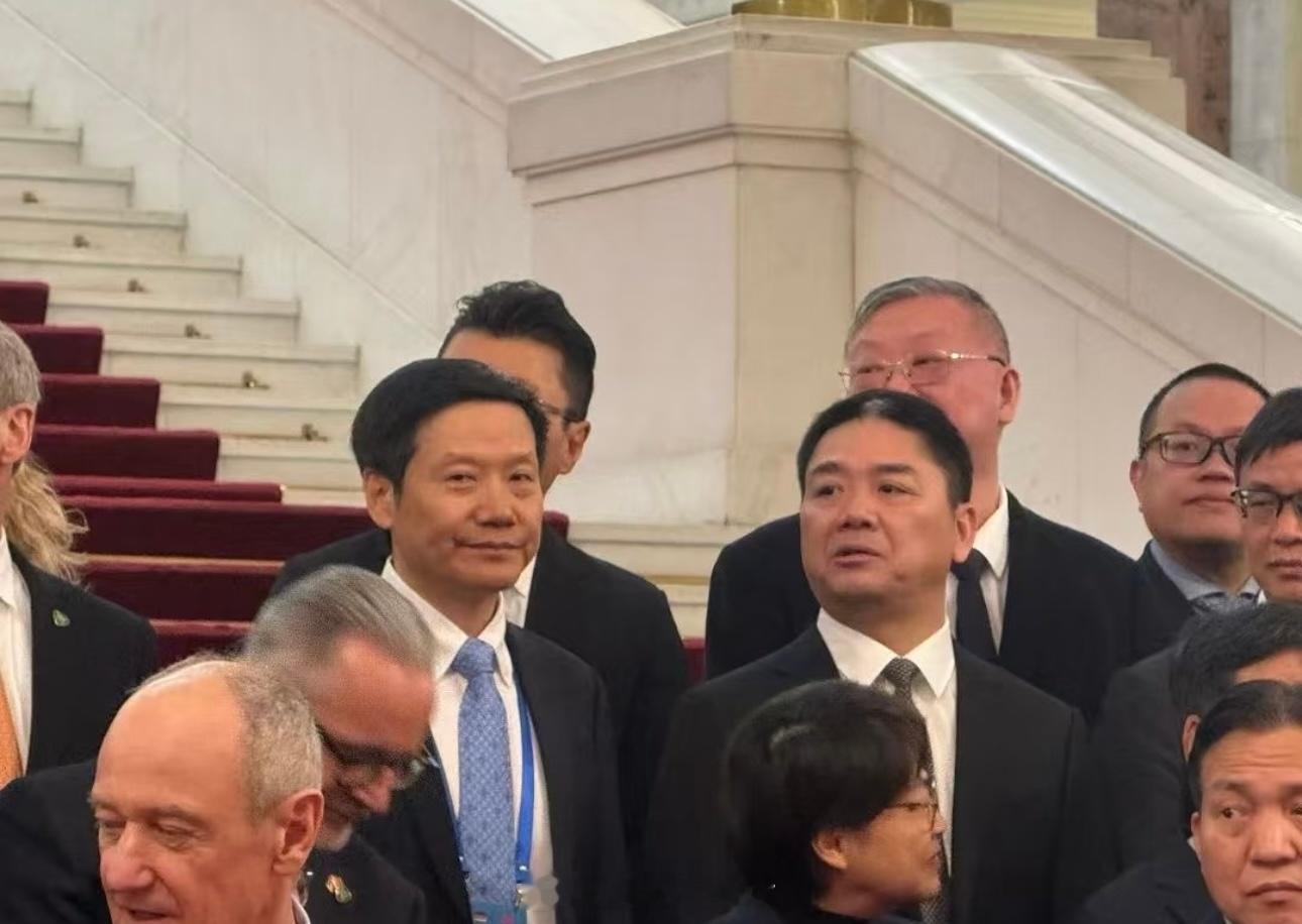 刘强东和雷军又上新闻联播了，一起露面的还有顺丰王卫和蔚来李斌，雷总站位很不错