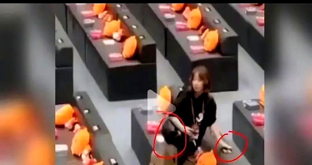她弯腰换掉桌签时，不知道镜头正对着自己。现场瞬间炸了。第二排核心座位空了一