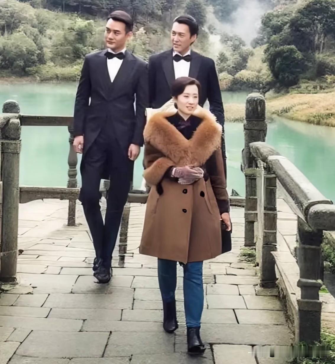刘敏涛大姐，太风光了！有兄弟陪同，而且还是超级帅哥！他们三个人主演的电视剧《伪