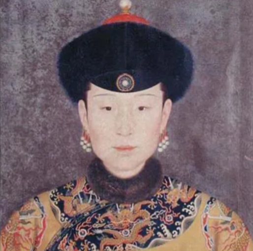 1705年，那个93岁的宫女苏麻喇姑终于走了，她一辈子都没洗过澡，也没吃过药。听
