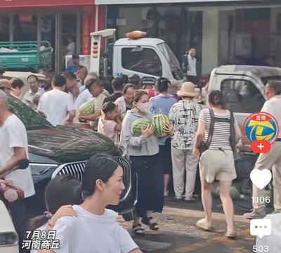 商丘，又见哄抢，喜笑颜开的哄抢！河南商丘，一摊贩长期占用道路卖西瓜，城管人员多