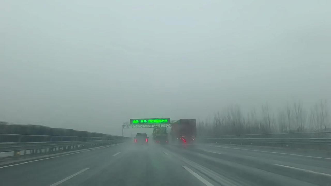暴雨天驾车走京台高速，大车依旧勇猛向前，小车只能加速远离，千万别扎堆。雨天高