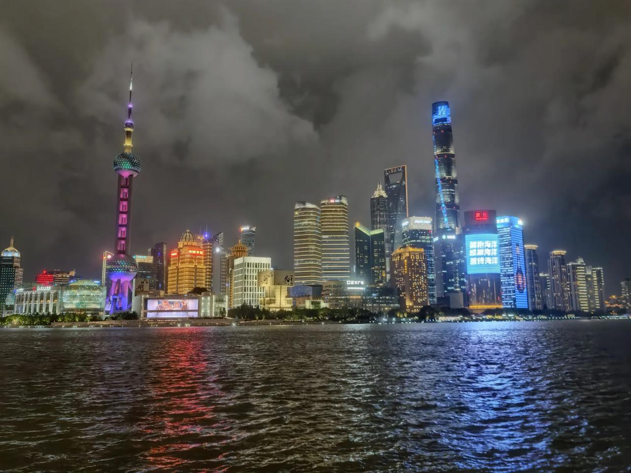 这就是上海人，引以为傲的外滩夜景。赶在台风来临之前，从酒店打了一个滴滴，先到达南