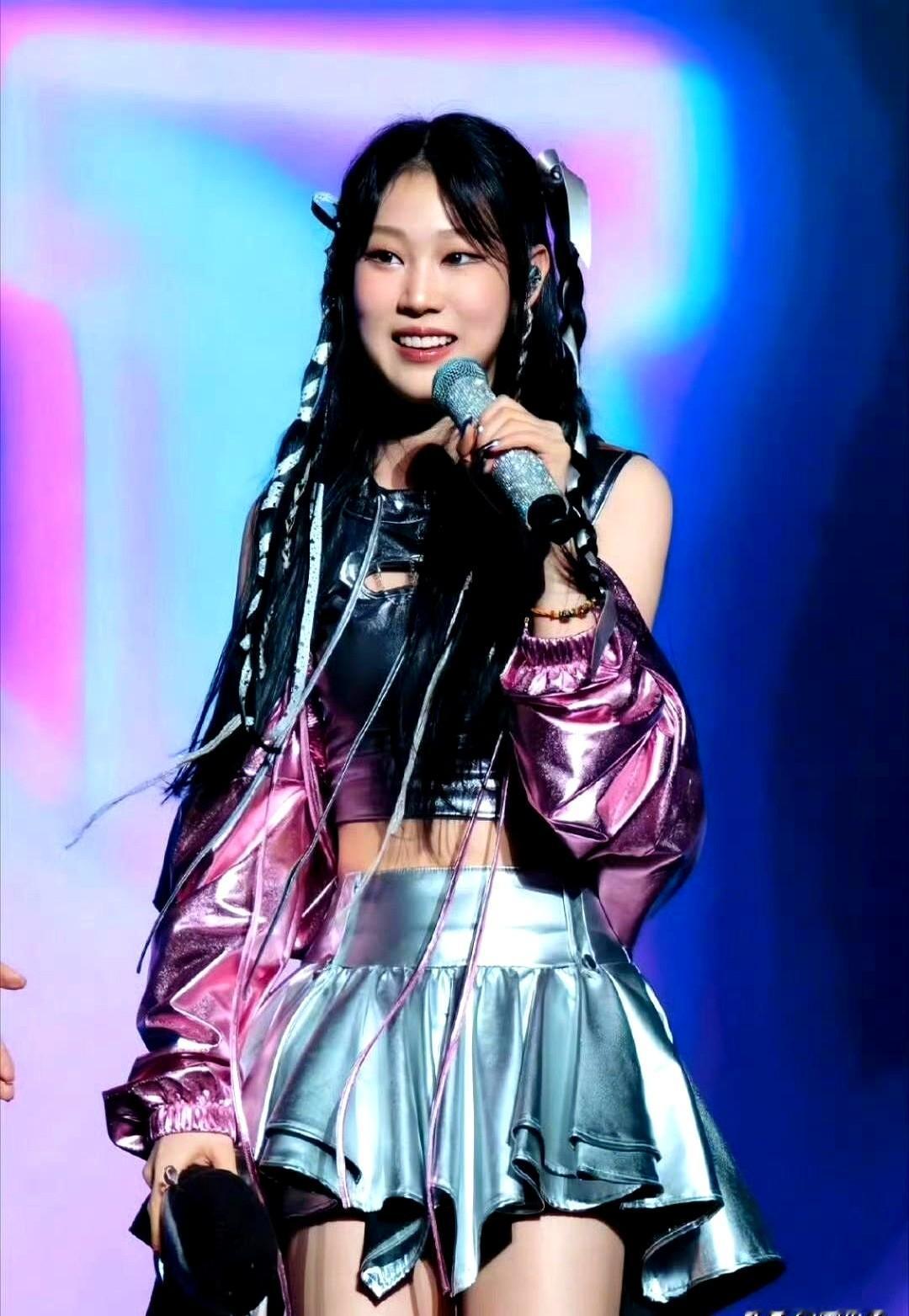 小沈阳女儿NINA刚刚在韩国玩了个大的！直接跳过女团打怪升级路线，单人sol