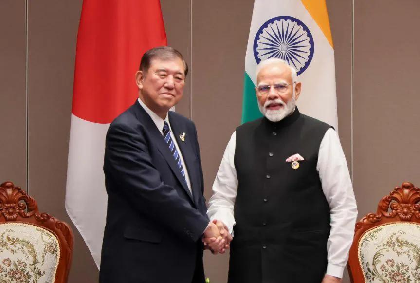 日本首相石破茂为印度总理莫迪举行欢迎仪式，真是没有尴尬只有更尴尬。印度总理莫迪的