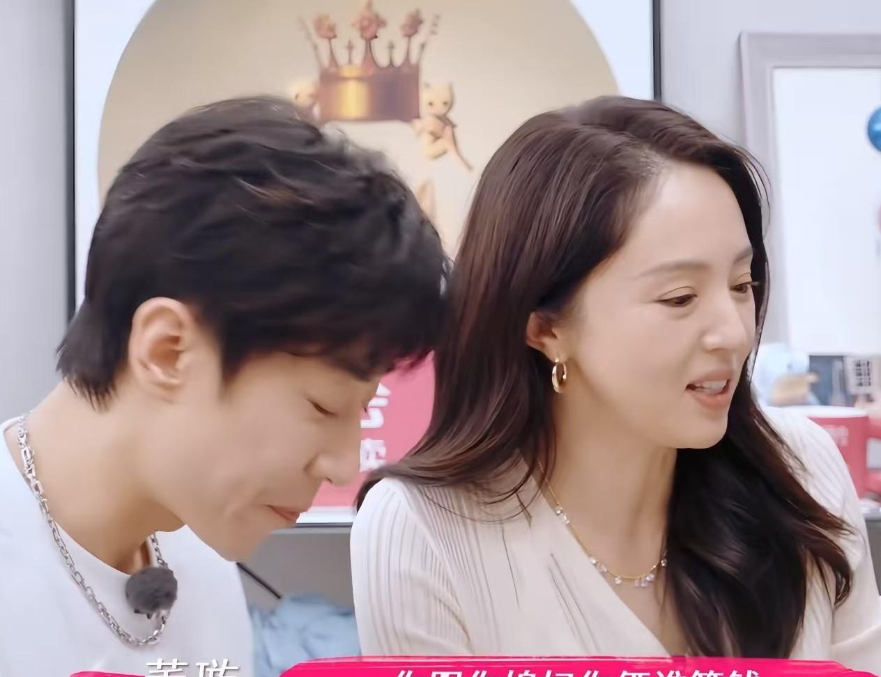 董璇问张维伊朋友大伟：“你和你老婆谁管钱？”大伟：“我媳妇儿管钱，我发工资后2个