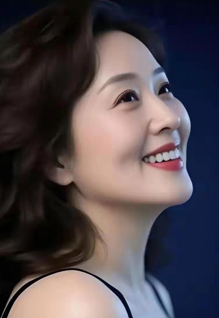 老阿姨面如桃花，